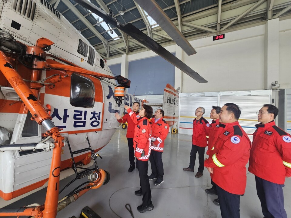 Deputy Director Lee Mi-ra inspecting the readiness of firefighting helicopters at Gangneung Forest Aviation Management Office