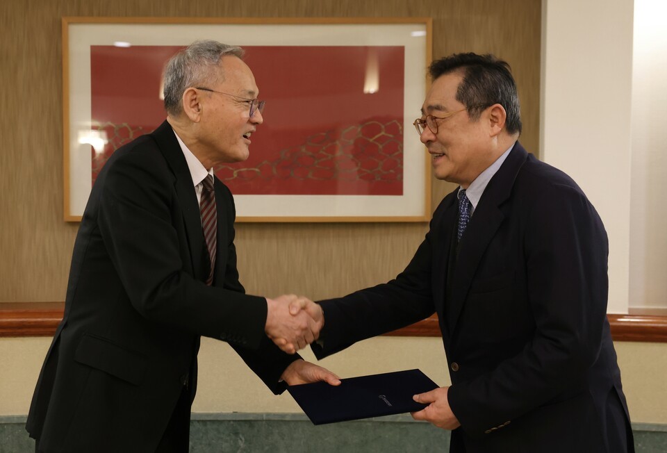 Yu In-chon, the Minister of Culture, Sports and Tourism, is presenting the appointment certificate to the new chairman of the Seoul Arts Center, Koo Ja-yeol, at the center located in Seocho-gu, Seoul. (Photo provided by the Ministry of Culture, Sports and Tourism)