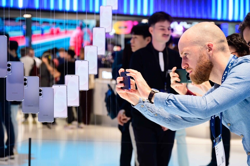 Visitors exploring the Galaxy S25 Edge, the thinnest design among Galaxy S series