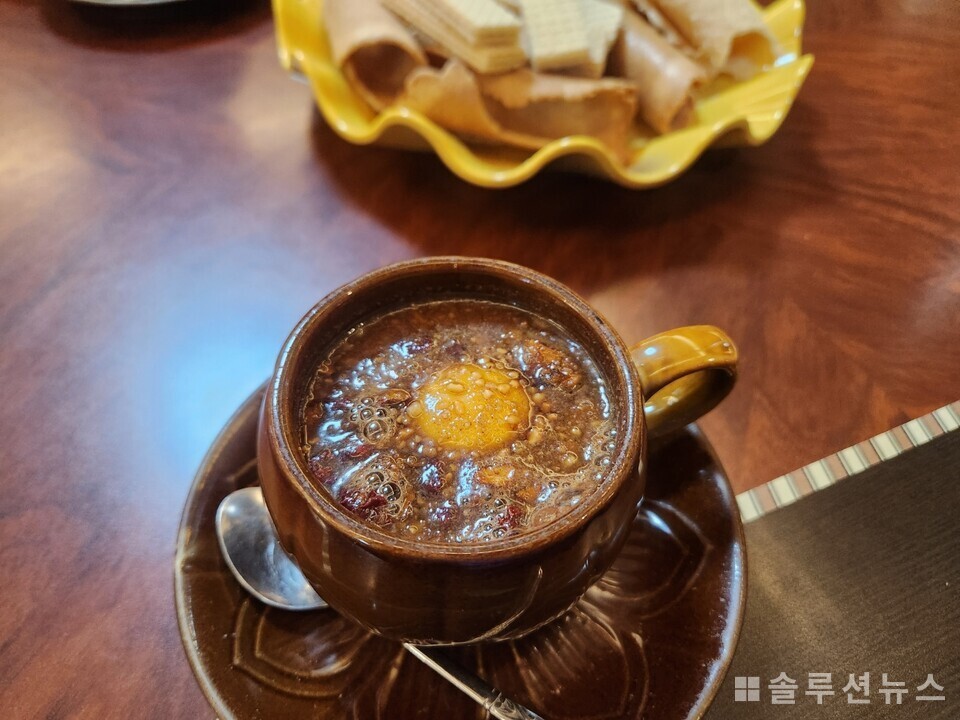 Ssanghwa tea and old-fashioned snacks