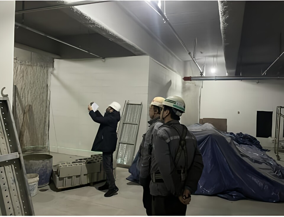 Inspecting the safety at a maintenance site (photo courtesy = Seongdong-gu)