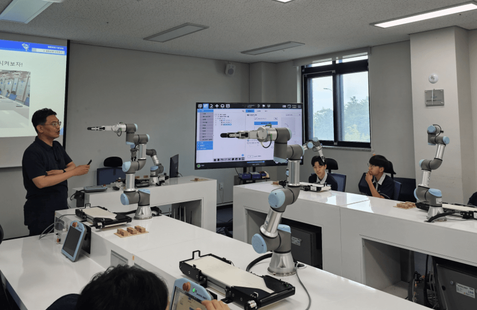 Students participating in a collaborative robot practice workshop at Korea Polytechnic University's Robot Campus. (Photo provided by Korea Polytechnic University)