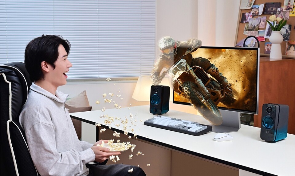 A Samsung Electronics model is experiencing the nation's first glasses-free 3D gaming monitor 'Odyssey 3D'. (Photo courtesy of Samsung Electronics)