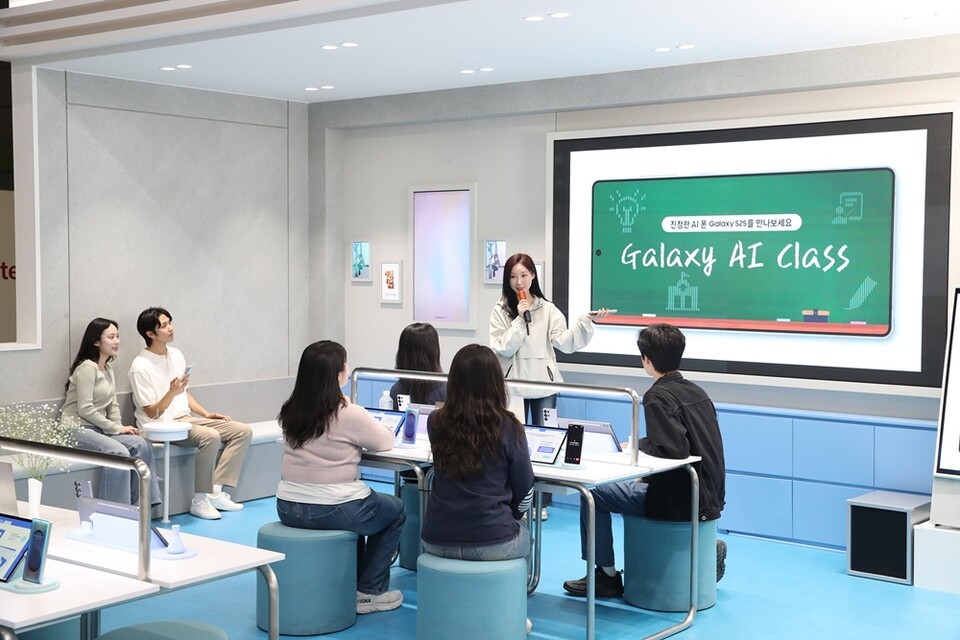 2025 ワールドITショー サムスン電子館「スクールゾーン」で観覧者が「ギャラクシーAIクラス」に参加している姿