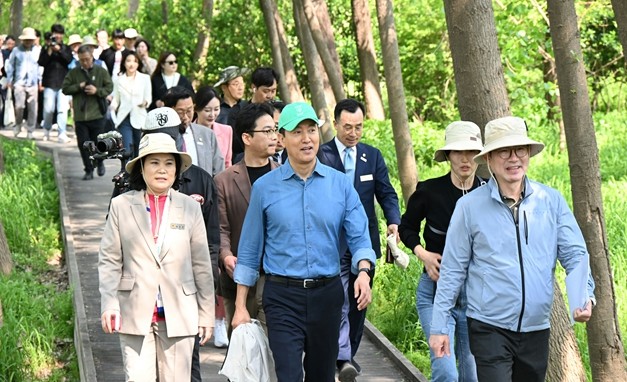 オ・セフンソウル市長が29日(火)に開かれた‘アムサチョロッキル開通式’で出席者と共に歩いている様子