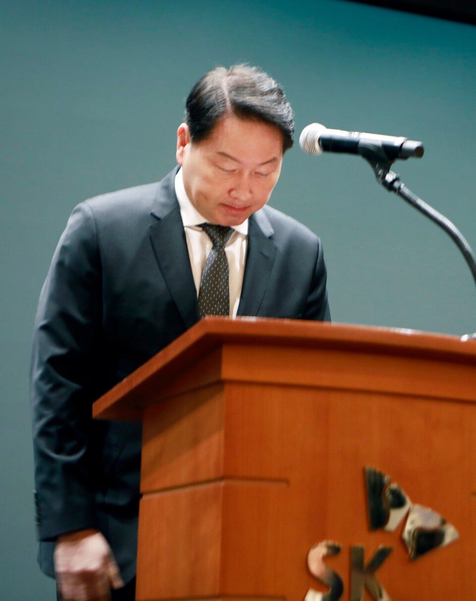 崔泰源SKグループ会長が5月7日、ソウル中区乙支路のSKテレコム本社で行われたSKTサイバー侵害事故に関連するデイリーブリーフィングに参加している