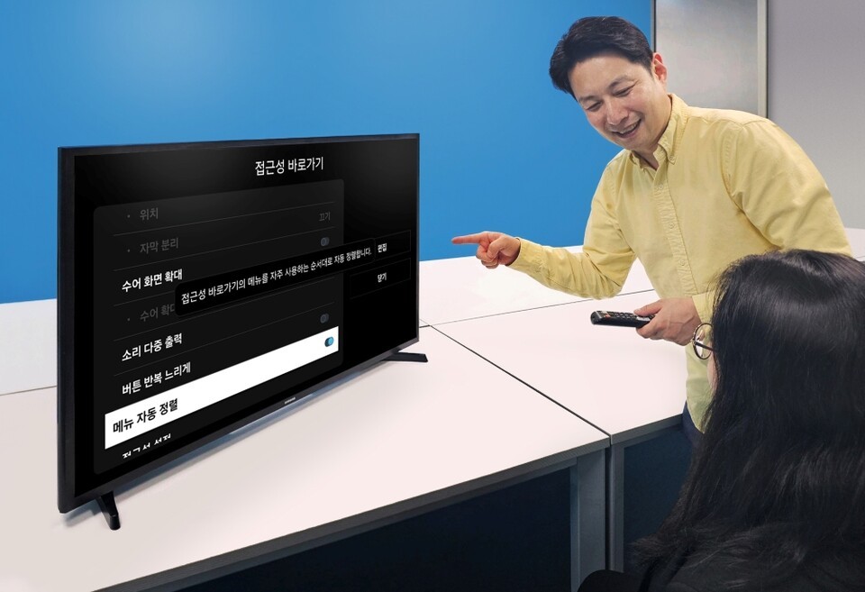 The manager introducing the 43-inch Full HD Smart TV, the model for the TV distribution project for visually and hearing impaired individuals. (Image = Samsung Electronics)