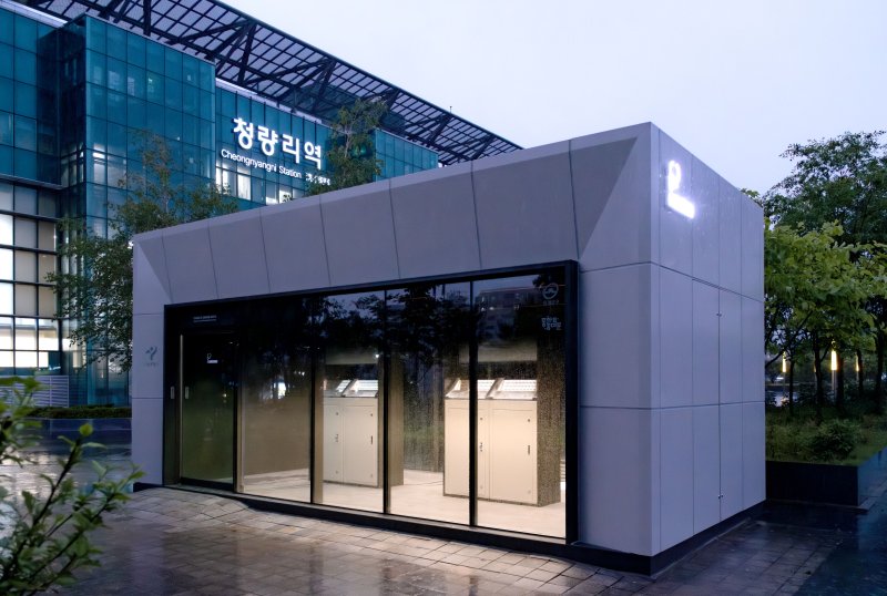 Trial installation of an enclosed smoking booth at Cheongnyangni Station provided by Seoul City