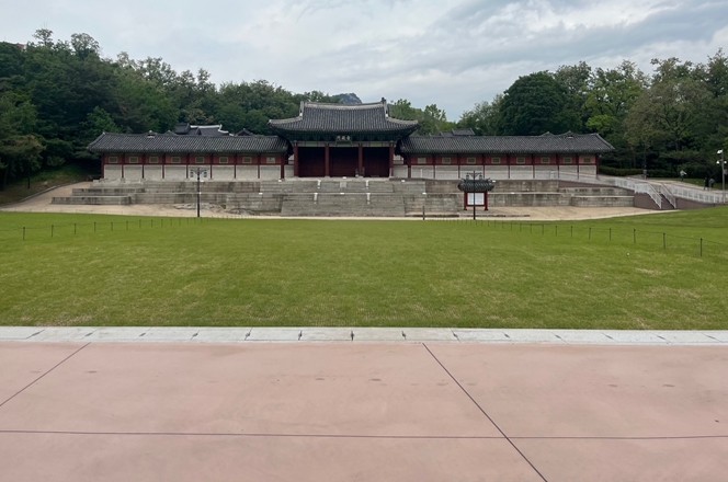 Refurbished flooring and grass paving at the front of the palace complex (after construction) (Photo = Seoul City)