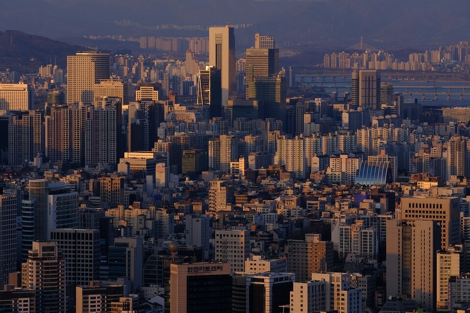 AIが仕事を代替する時代、ソウルの高層ビル群において人間固有のメタスキルが新たな競争力として浮上しています。
