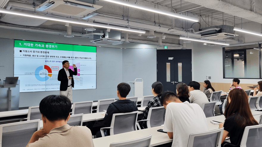 홍수열 자원순환사회경제연구소장이 지난 17일 서울 구로구 NHN KCP 사옥에서 임직원을 대상으로 ‘지속가능한 미래를 위한 순환경제 교육’을 진행하고 있다 (사진제공 = NHN KCP)