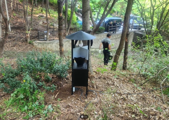 ラブバグ試行事業(光源捕集器設置の様子)