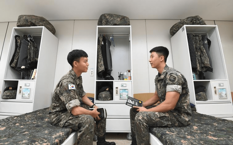 兵士たちが生活館で会話をしている様子