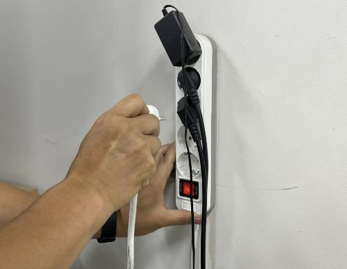 A resident of Dobong-gu is practicing the action of unplugging unused plugs.