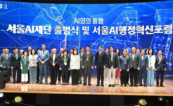 오세훈 서울시장(가운데)이 서울AI재단 출범식에서 참석자와 기념 촬영하고 있다.(사진제공 = 서울시)