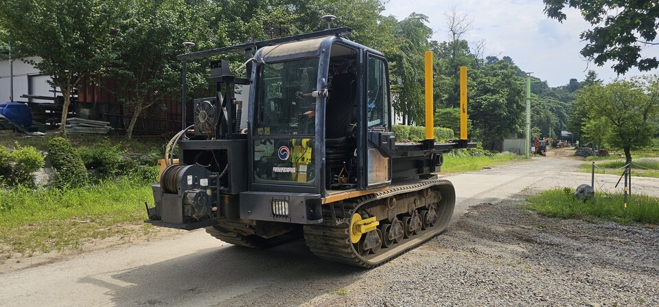 Intelligent forest work robot (existing equipment mountable type)