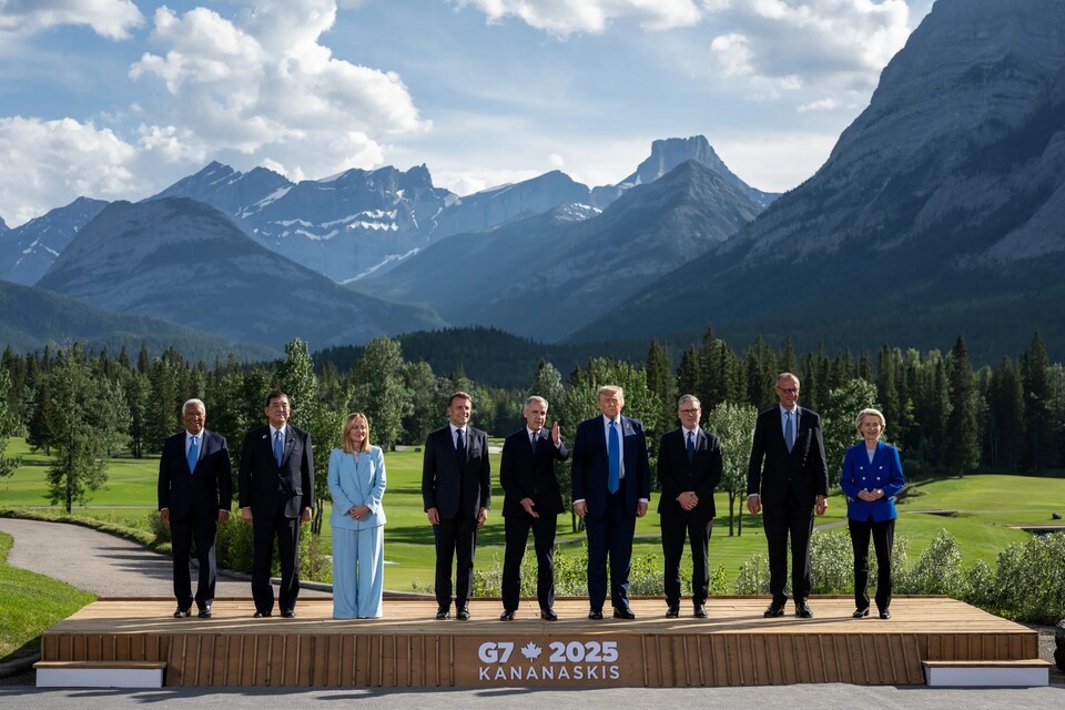 2025年于加拿大卡纳纳斯基斯举办的G7首脑会议纪念合影中使用了纳米香蕉测试的照片(图片来源=白宫)
