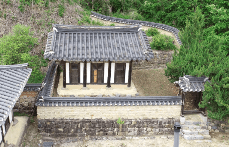 祠堂の全景