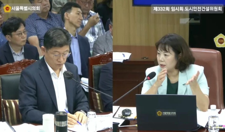 朴成延议员(右)在第332次临时会议都市安全建设委员会灾难安全室工作报告中质疑西部干线道路平面化施工和灾难应对预算补充的必要性。 (照片来自首尔特别市议会)