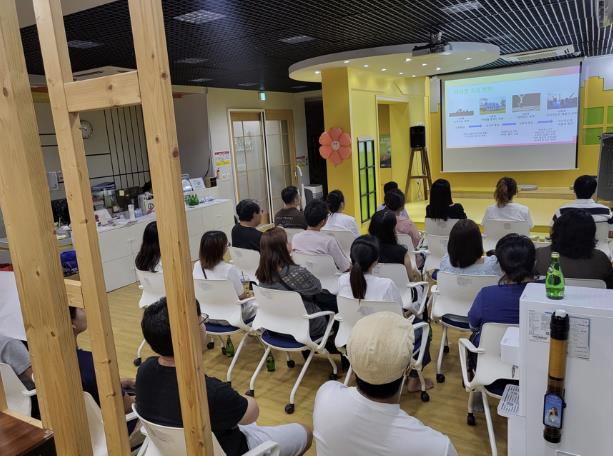A scene from the psychology education program for parents of elementary school children