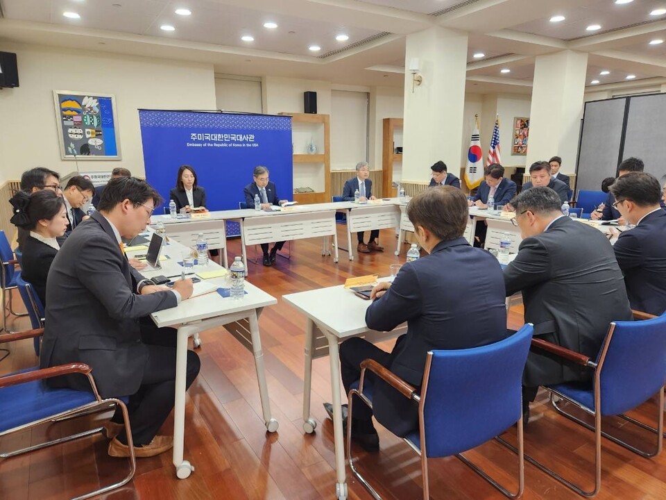 Cho Hyun, the Minister of Foreign Affairs, holds a meeting with representatives of South Korean companies based in Washington on the afternoon of September 9 local time. (Photo provided by the Ministry of Foreign Affairs)