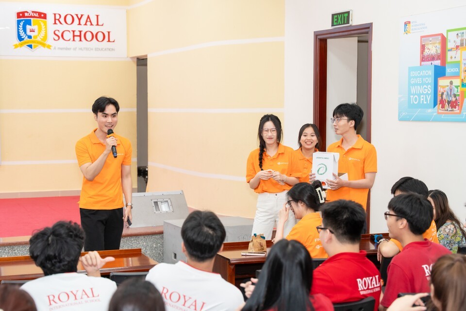 韩华生命大学生金融导师团正在对越南当地的中学生进行金融教育。