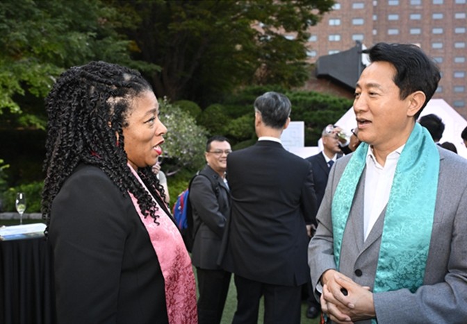 Camille Joseph Varlack, New York Deputy Mayor wearing a hanbok scarf with Seoul colors and Oh Se-hoon, Mayor of Seoul