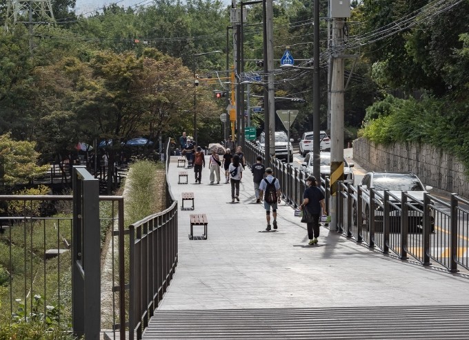 Wooden deck walking trail maintenance completed at the entrance of Achasan (photo = Gwangjin District)
