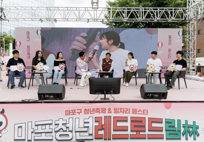 Mayor Kangsoo Park having a conversation about youth policy with youth panels at the '2025 Mapo-gu Youth Festival & Job Fest' (Photo=Mapo-gu)