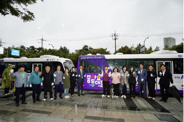 Commemorative photo session at the opening ceremony of the autonomous bus in front of Dongdaemun District Office