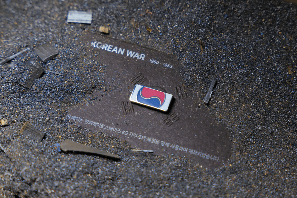 Commemorative badge for 121,723 fallen soldiers