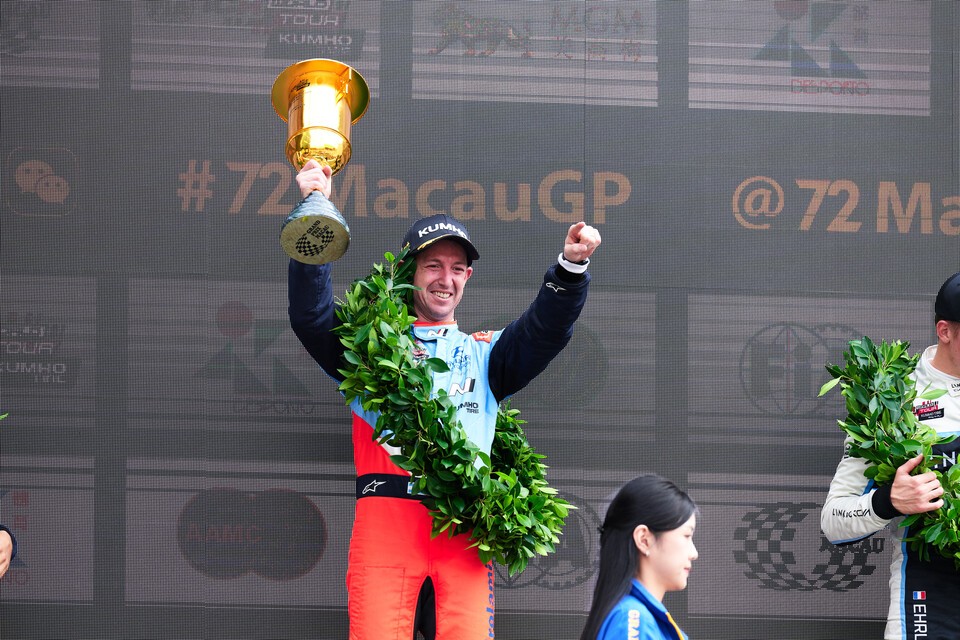 Néstor Girolami celebrating on the podium