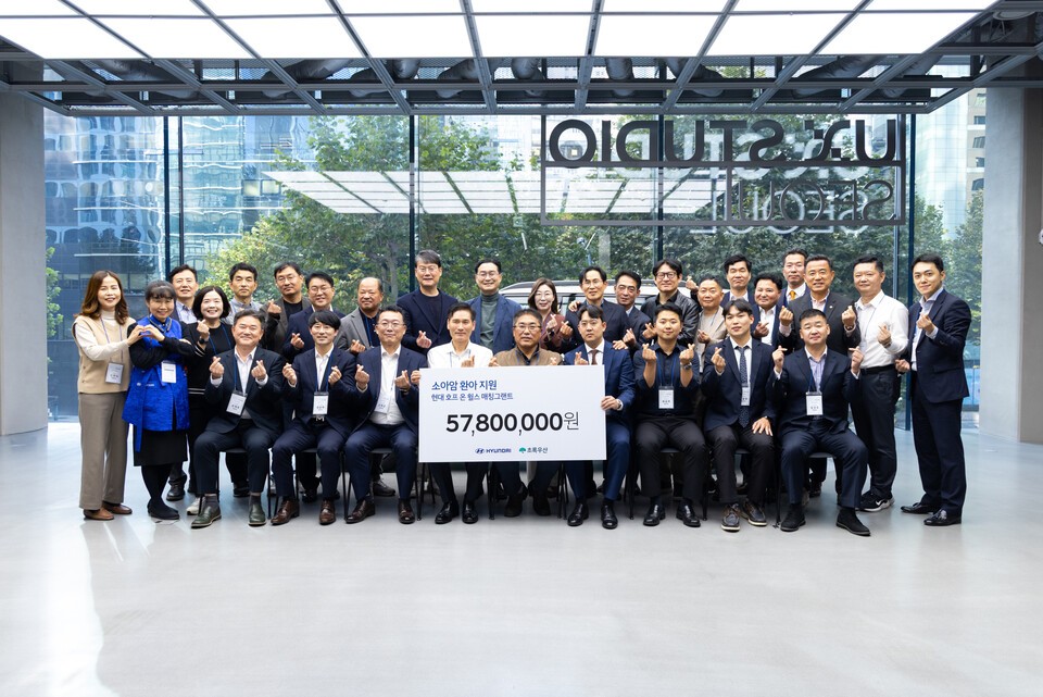 Former and current car masters delivering donations to children with cancer (photo: Hyundai Motors)