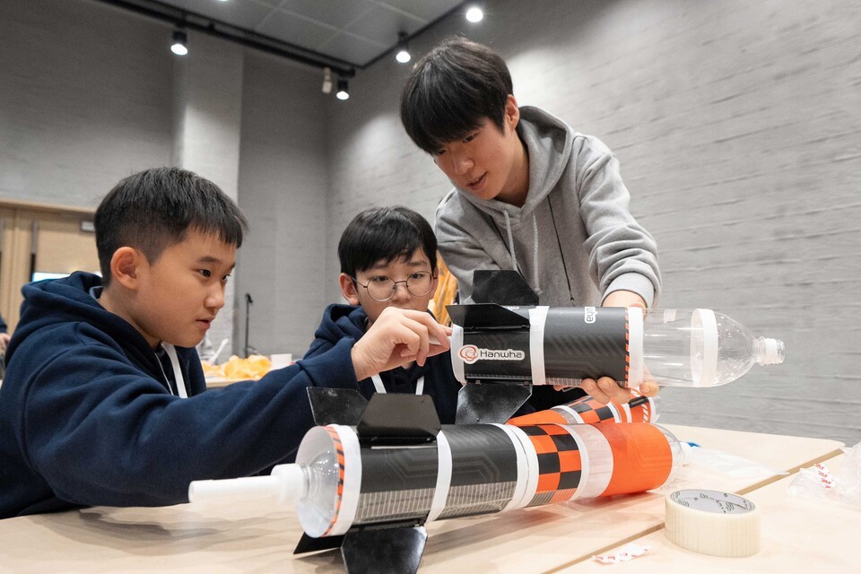 “Lift off, my NURI”的参与学生正在制作三段分离型水火箭。(照片=韩华集团)