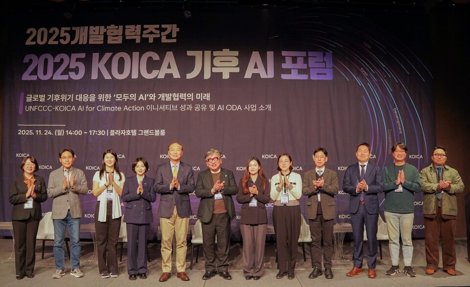 Major participants at the 2025 KOICA Climate AI Forum held at The Plaza Seoul Grand Ballroom, with Jang Won-sam, President of KOICA (fifth from left), and Kim Sang-hyup, Secretary-General of the Global Green Growth Institute (sixth from left), taking a commemorative photo (provided by the Korea International Cooperation Agency)