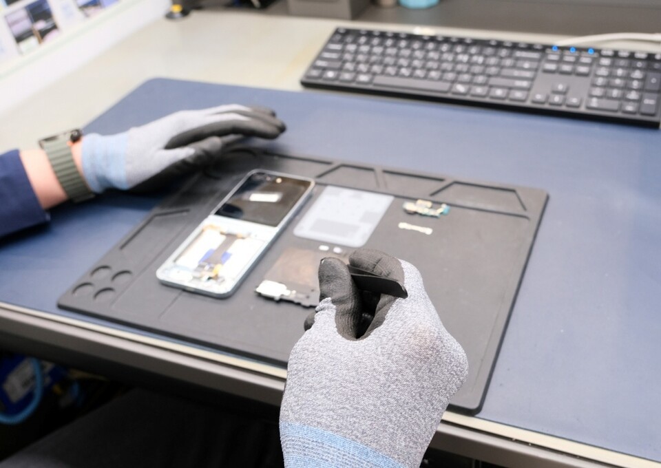 三星电子服务工程师正在进行智能手机显示屏的单品维修