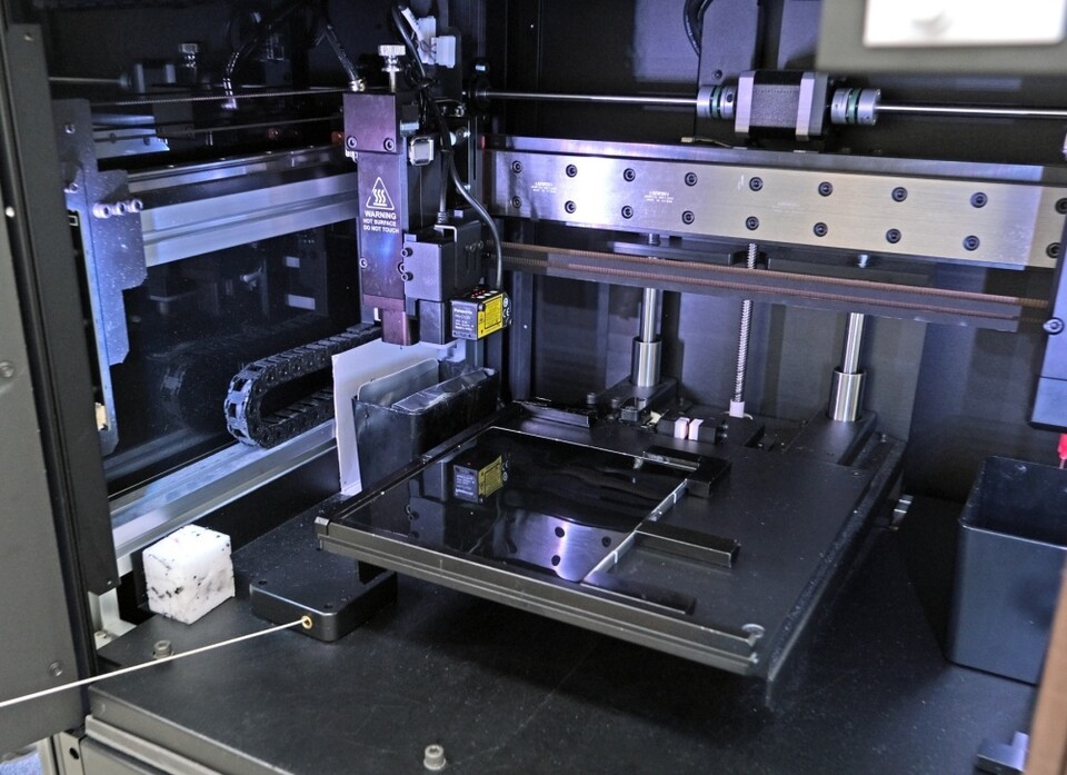 三星电子服务工程师正在进行智能手机显示屏的单品维修