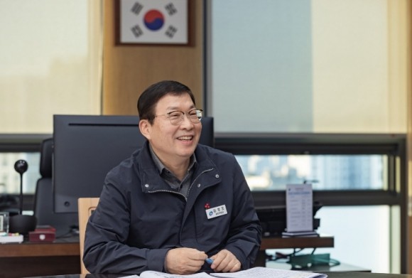 Photo of Gwangjin District Mayor Kim Kyung-ho