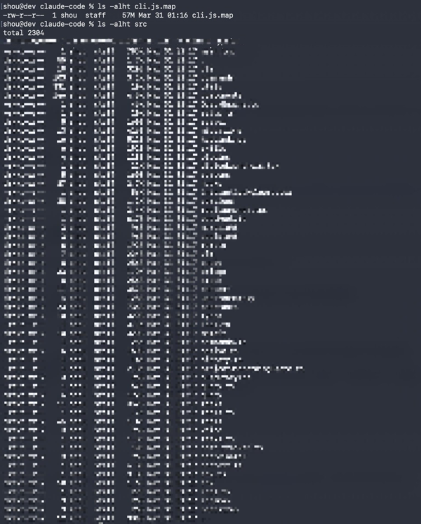 Claude Code的源码通过npm注册表的map文件泄露。部分被马赛克处理。