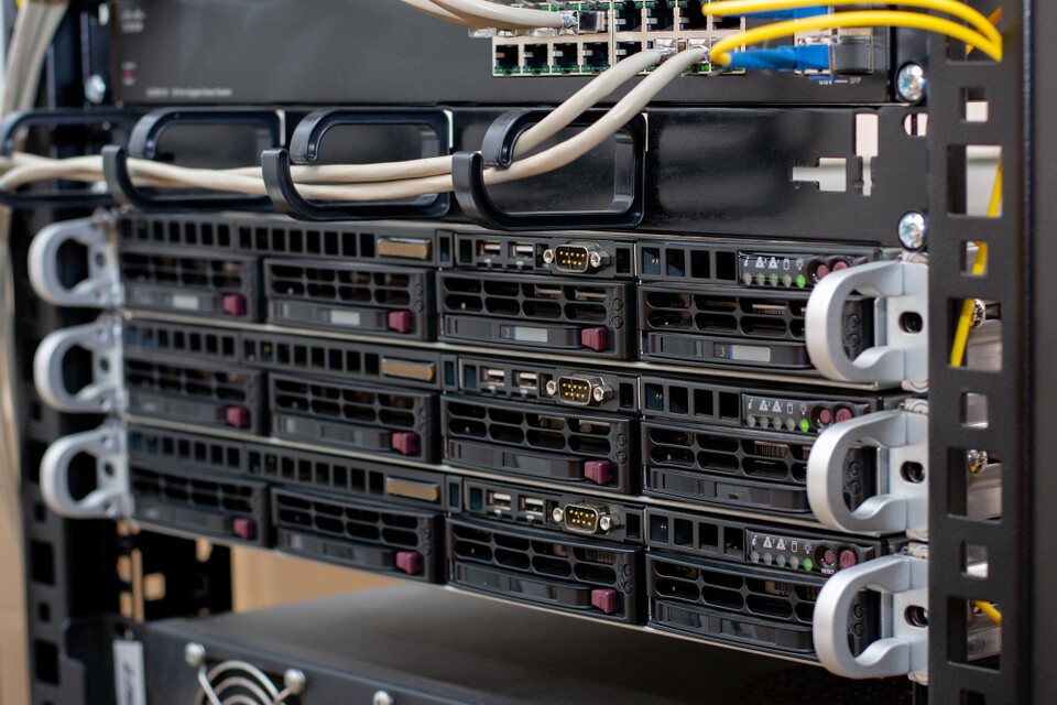 The transition of Bitcoin mining facilities into AI data centers is accelerating. By utilizing existing mining infrastructure, server racks and power systems absorb the demand for high-performance computing (HPC), introducing hybrid operational models combining mining and AI workloads as new survival strategies. Photo=Solution News