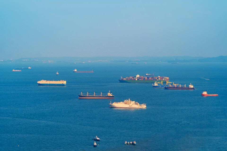 ホルムズ海峡近くの海上で大型タンカーとコンテナ船が密集して運航中の様子。 (写真=ソリューションニュース フリピク)