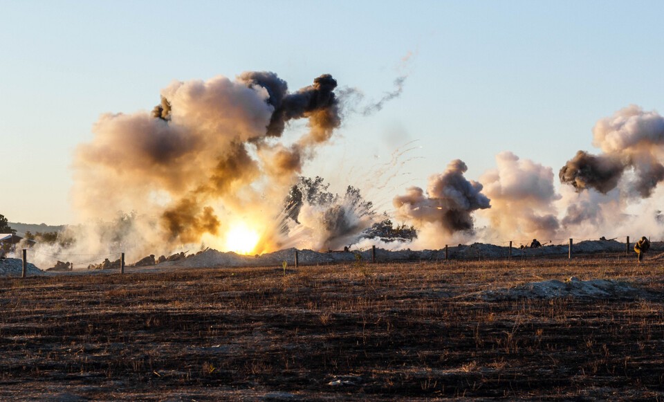 爆発が続く戦場の光景。AI技術が戦争の速度を劇的に引き上げた一方で、責任と制御の問題は依然として未解決の課題として残っている。