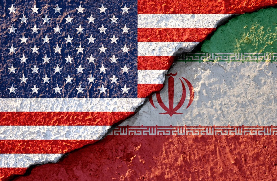 アメリカとイランの対立を象徴的に表現したイメージ。両国間の軍事的緊張が高まる中、AI基盤の戦争技術が新たな変数として浮上している。