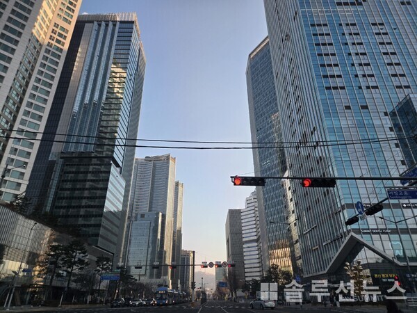 首尔市中心的景象。随着租赁房源减少和需求集中相互交织,首尔全境的租赁供给不足现象正在显现。(图片来源:解决方案新闻)