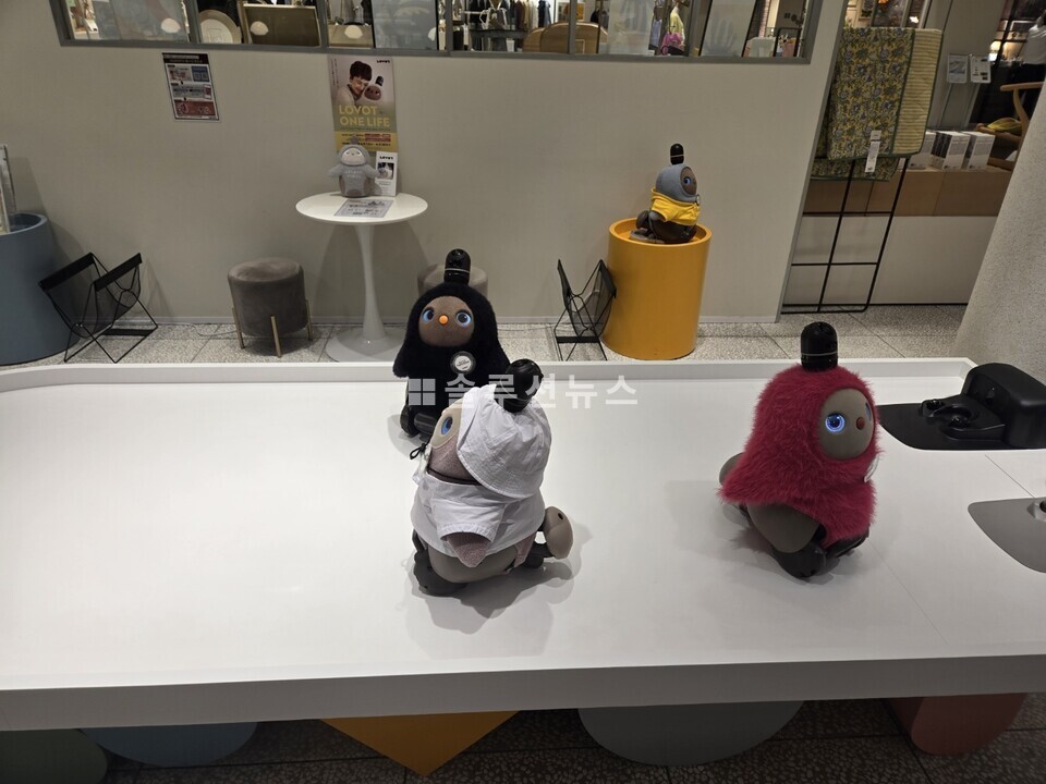 さまざまな色や衣装を着た「ラボット(LOVOT)」が店内に配置され、来店者の目を引いています。ペット型ロボットとして感情交流を重視して設計されています。