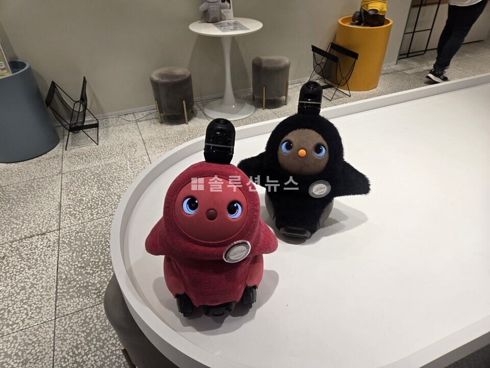 東京のデパートで展示された感情交流型ロボット「ラボット(LOVOT)」。人の動きや反応を学習し、交流を図るのが特徴です。