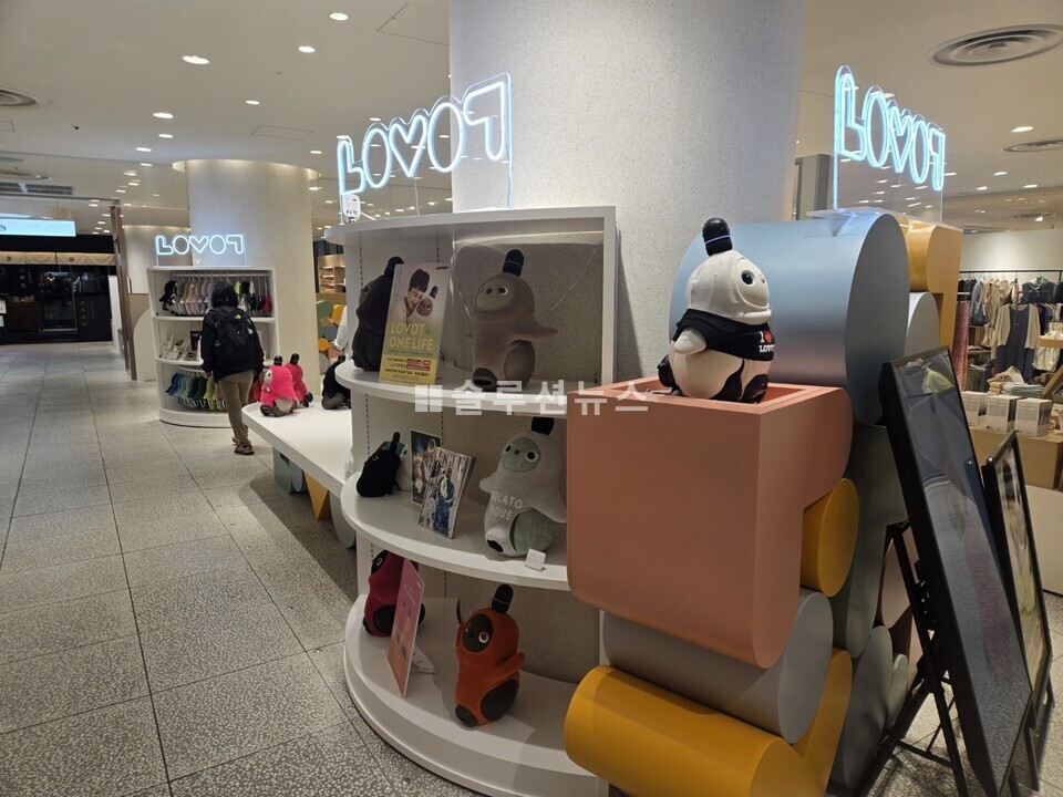 日本東京渋谷の店舗で展示・販売されている「ラボット(LOVOT)」。生物に似た外観と暖かい体温で新しい形のペットロボット市場を狙っています。