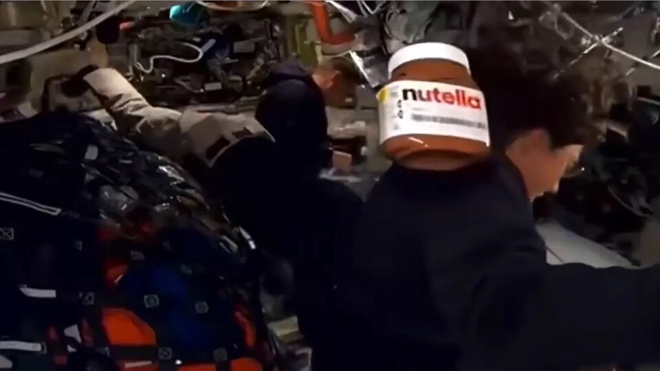 무중력 상태의 우주선 내부에서 누텔라 병이 공중에 떠다니며 승무원들 사이를 지나가고 있다. (출처=NASA)