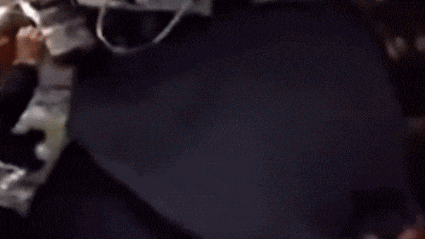 무중력 상태의 우주선 내부에서 누텔라 병이 공중에 떠다니며 승무원들 사이를 지나가고 있다. (출처=NASA)