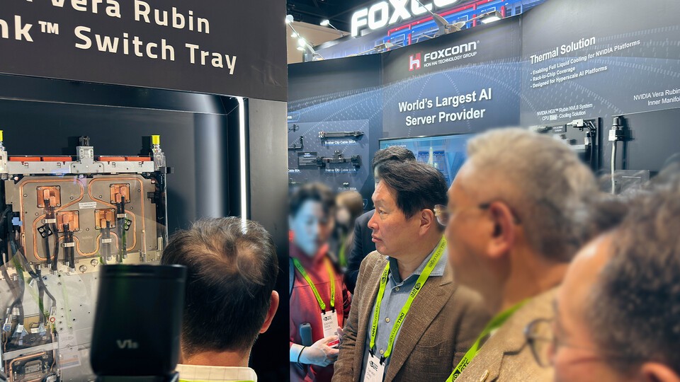 폭스콘사(社)의 부스를 참관 중인 SK그룹 최태원 회장(가운데)